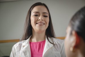薄毛治療は皮膚科とAGA専門クリニック、どちらを選ぶべき？